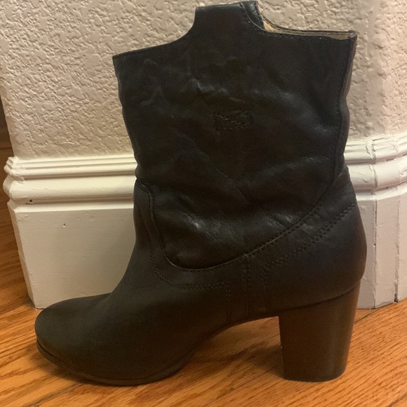 Frye black leather boots size 8 very gently used - Picture 13 of 16